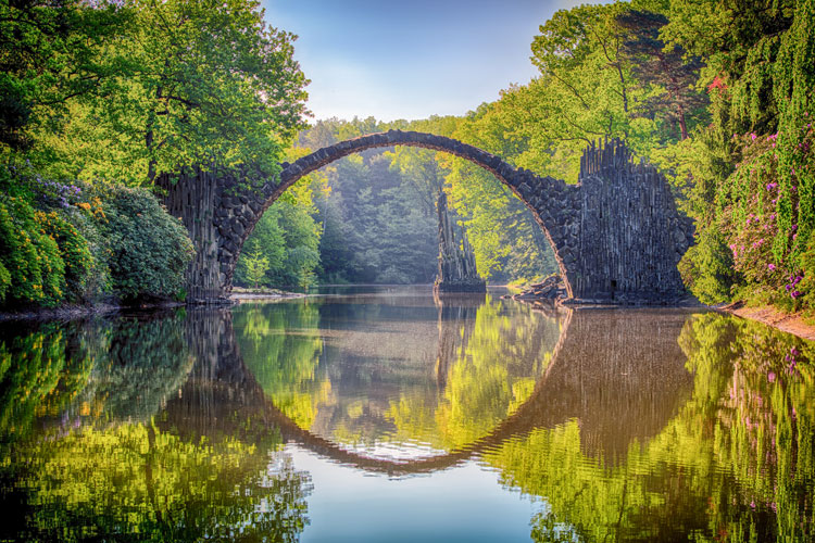 Vorbei geht es an der weltberühmten Rakotzbrücke © Martin Damboldt/Pexels Vorbei geht es an der weltberühmten Rakotzbrücke © Martin Damboldt/Pexels